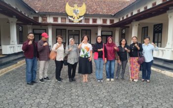 Kunjungan Elvi Diana ke Pesanggrahan Mentok. Foto: Rizki Ramadhani.