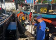Anggota Satpolairud Babar saat mengecek Pelabuhan Mentok. Foto: Istimewa.