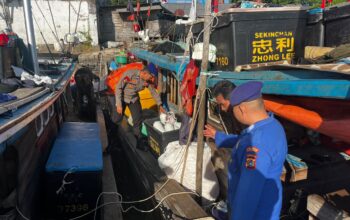 Anggota Satpolairud Babar saat mengecek Pelabuhan Mentok. Foto: Istimewa.