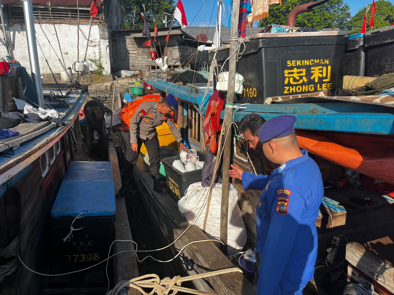 Anggota Satpolairud Babar saat mengecek Pelabuhan Mentok. Foto: Istimewa.