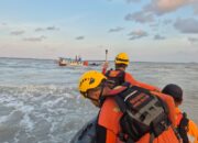 Basarnas Selamatkan 2 ABK Nadira yang Bocor dan Kandas di Pantai Pukan