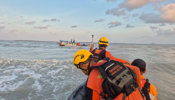 Basarnas Selamatkan 2 ABK Nadira yang Bocor dan Kandas di Pantai Pukan