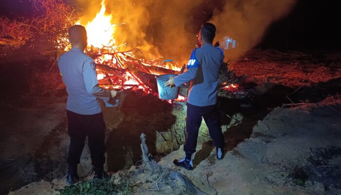 Polsek Simpang Teritip Bantu Padamkan Karhutla di Dua Desa