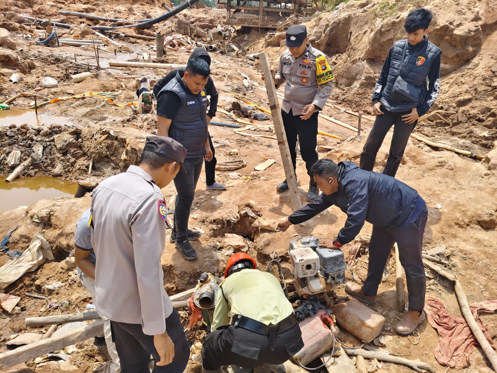 Polsek Tempilang sita 15 mesin dari penertiban tambang ilegal. Foto: Istimewa.