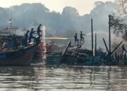 Satpolairud Babar Bantu Padamkan Kebakaran Kapal Leoton