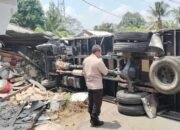 Truk menghantam rumah warga Desa Simpang Teritip. Foto: Sorotan Bangka.