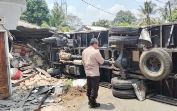 Truk menghantam rumah warga Desa Simpang Teritip. Foto: Sorotan Bangka.