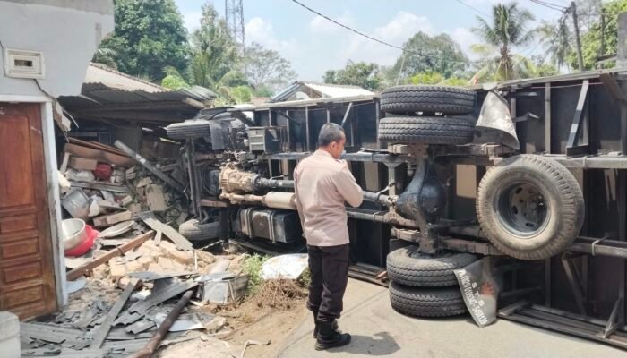 Truk Oleng Tabrak Rumah Warga di Babar, Empat Orang Luka-luka