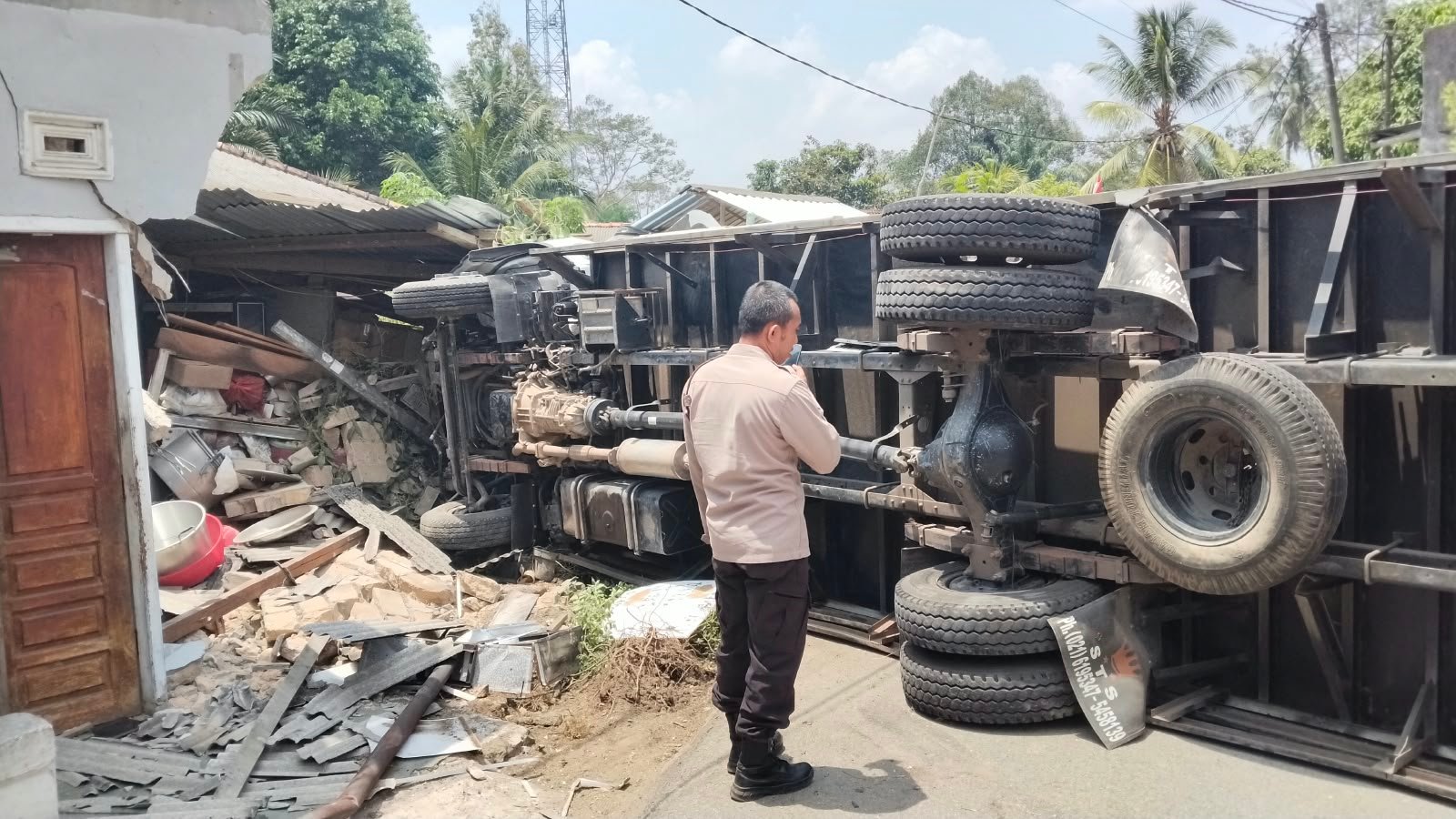 Truk menghantam rumah warga Desa Simpang Teritip. Foto: Sorotan Bangka.