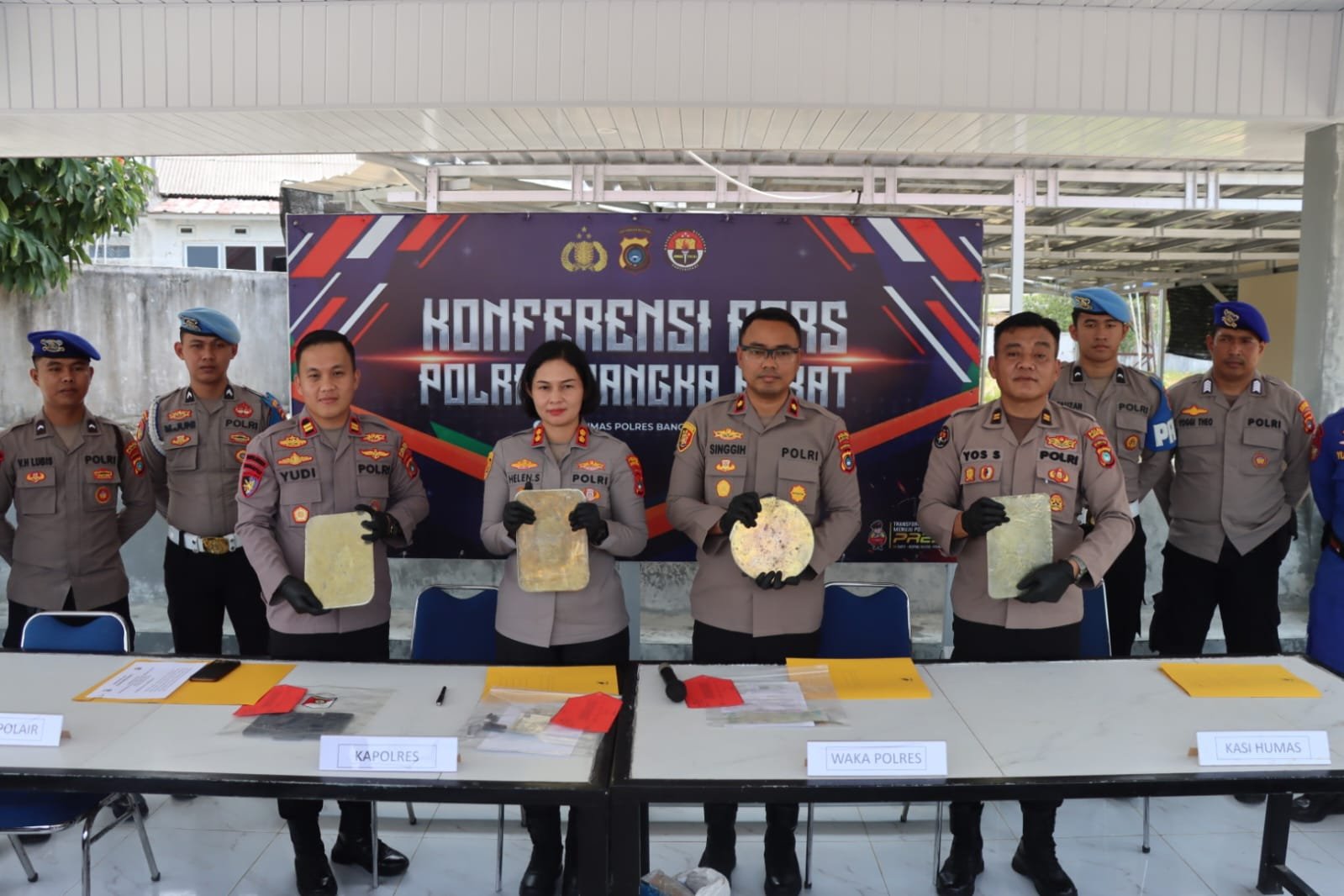 Konfrensi pers tangkapan balok timah. Foto: Istimewa.