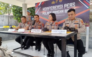 Konfrensi pers pengiriman 10 timah di Pelabuhan Tanjung Kalian. Foto: Rizki Ramadhani.