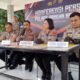 Konfrensi pers pengiriman 10 timah di Pelabuhan Tanjung Kalian. Foto: Rizki Ramadhani.