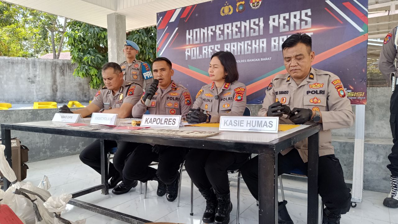 Konfrensi pers pengiriman 10 timah di Pelabuhan Tanjung Kalian. Foto: Rizki Ramadhani.
