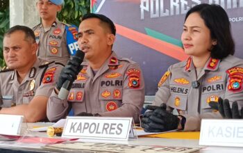 Konfrensi pers pengiriman 10 timah di Pelabuhan Tanjung Kalian. Foto: Rizki Ramadhani.