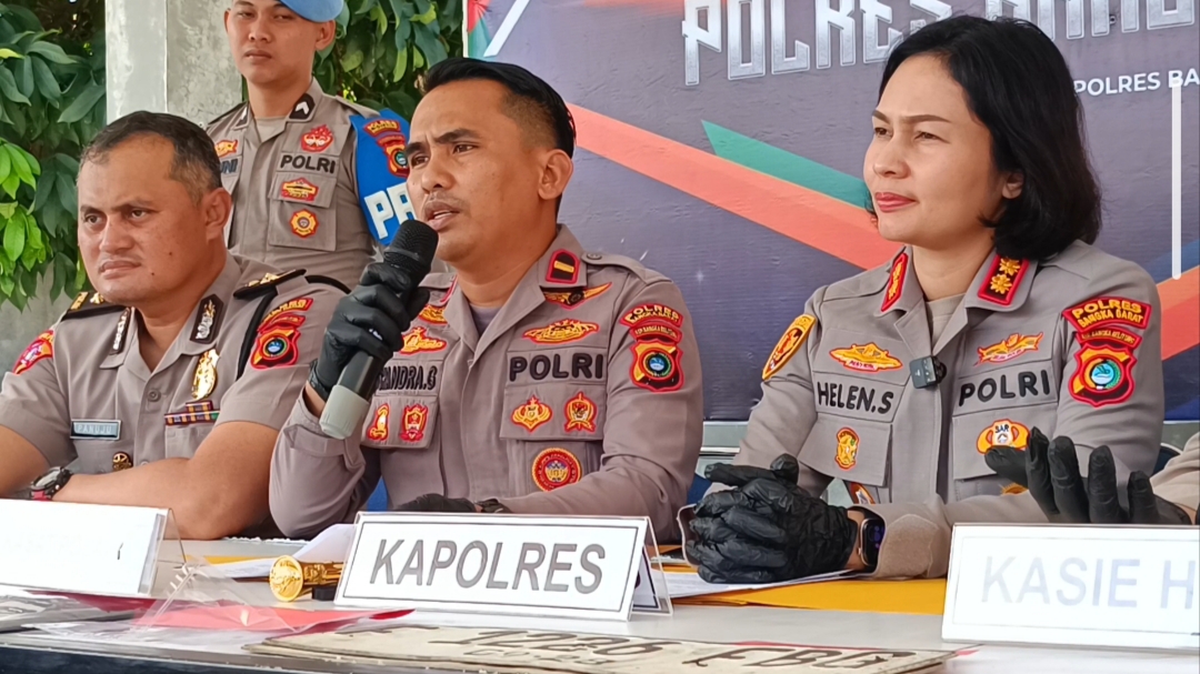 Konfrensi pers pengiriman 10 timah di Pelabuhan Tanjung Kalian. Foto: Rizki Ramadhani.