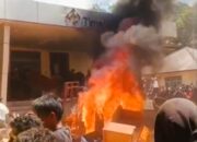 Demo Penambang Berujung Ricuh, Kantor Unit PT Timah di Gantung Terbakar