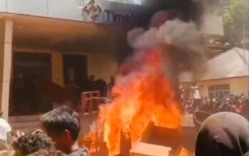 Demo penambang berujung ricuh, Kantor Unit PT Timah di Gantung terbakar. Foto: Istimewa.