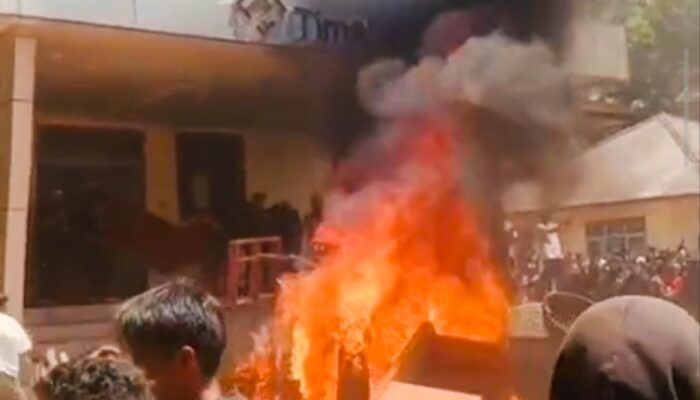 Demo Penambang Berujung Ricuh, Kantor Unit PT Timah di Gantung Terbakar