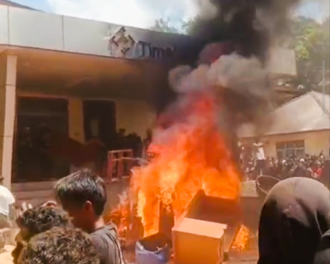 Demo penambang berujung ricuh, Kantor Unit PT Timah di Gantung terbakar. Foto: Istimewa.