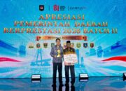 Markus dan Yus Derahman saat menerima penghargaan. Foto: HYS.