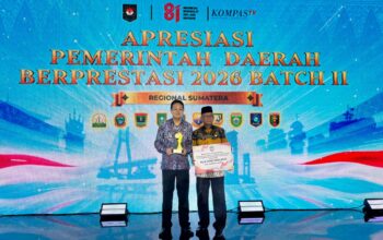 Markus dan Yus Derahman saat menerima penghargaan. Foto: HYS.