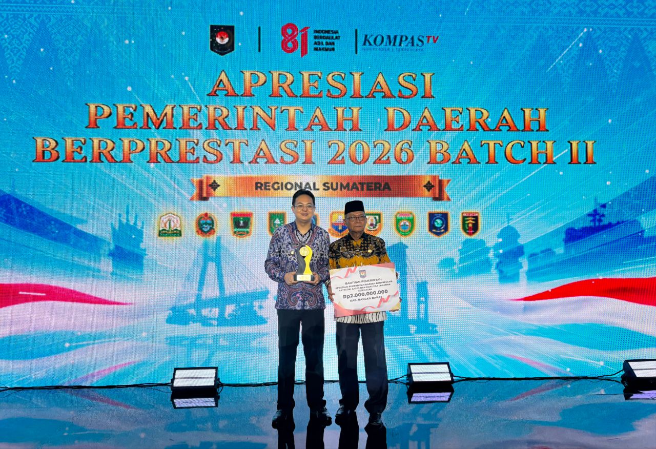 Markus dan Yus Derahman saat menerima penghargaan. Foto: HYS.