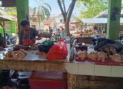 Pedagang ayam di Pasar Mentok. Foto: Rizki Ramadhani.