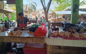 Pedagang ayam di Pasar Mentok. Foto: Rizki Ramadhani.