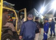 Satpolairud Polres Babar cek kendaraan di Pelabuhan Tanjung Kalian. Foto: Istimewa