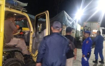 Satpolairud Polres Babar cek kendaraan di Pelabuhan Tanjung Kalian. Foto: Istimewa