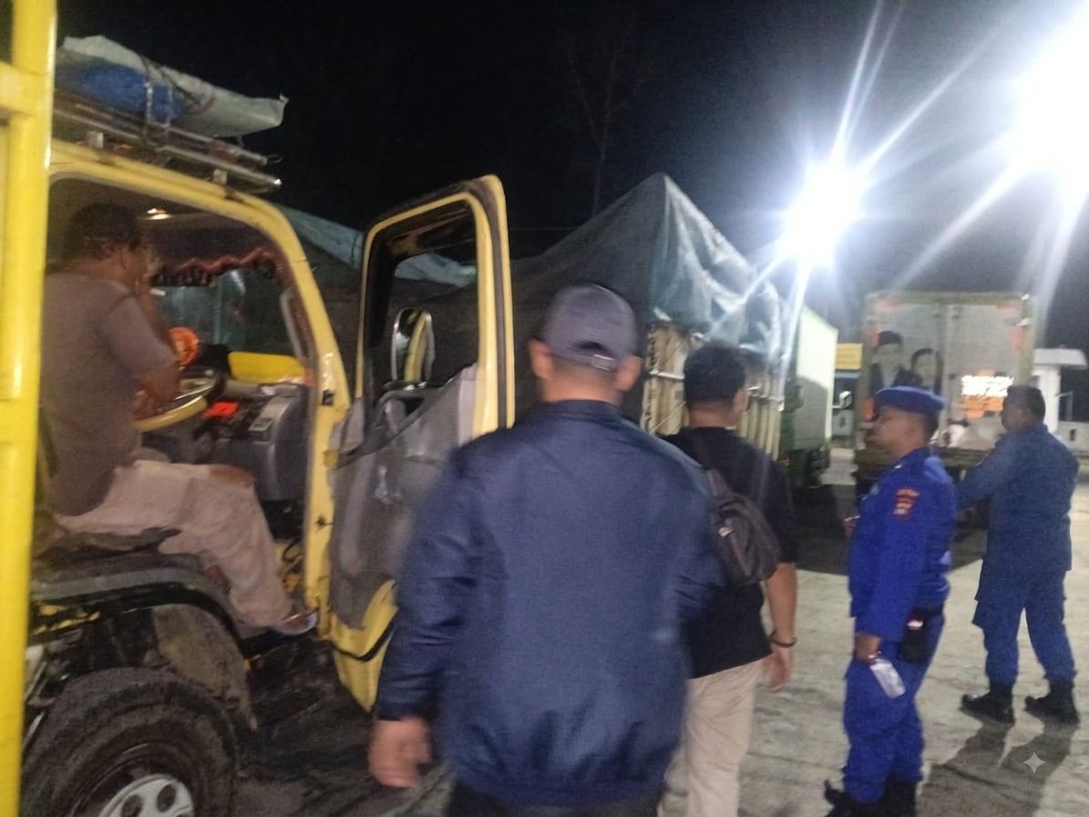 Satpolairud Polres Babar cek kendaraan di Pelabuhan Tanjung Kalian. Foto: Istimewa