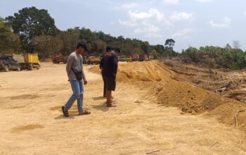 Unit Tipidter Satreskrim Polres Babar saat menertibkan tambang di Kadur. Foto: Rizki Ramadhani.