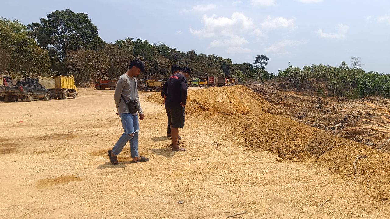Unit Tipidter Satreskrim Polres Babar saat menertibkan tambang di Kadur. Foto: Rizki Ramadhani.