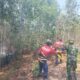 Kodim Babar bantu padamkan kebakaran lahan di Mentok. Foto: Pendim.