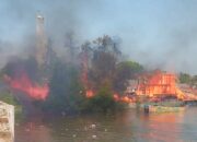 Bangkai Kapal di Pelabuhan Limbung Mentok Terbakar