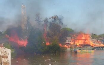 Bangkai kapal di Pelabuhan Limbung Mentok terbakar. Foto: Istimewa.