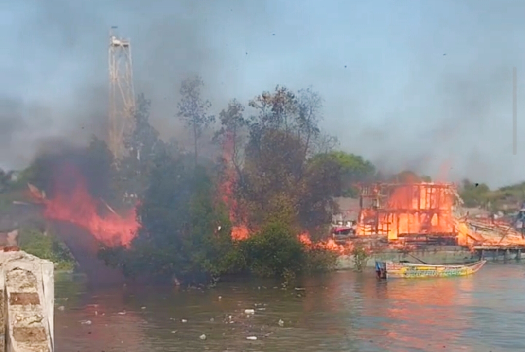 Bangkai kapal di Pelabuhan Limbung Mentok terbakar. Foto: Istimewa.