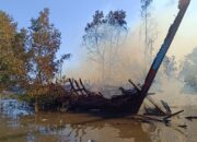 Kapal Kayu Terbakar di Pelabuhan Limbung Mentok, Api Baru Padam Setelah Dua Jam
