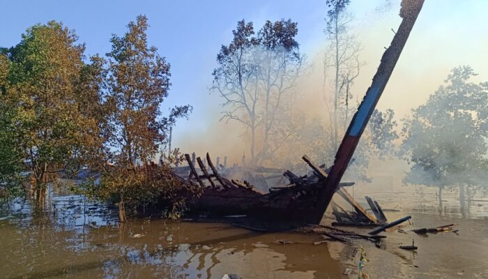 Kapal Kayu Terbakar di Pelabuhan Limbung Mentok, Api Baru Padam Setelah Dua Jam
