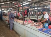 Penjual ayam di Parittiga. Foto: Your.