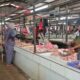 Penjual ayam di Parittiga. Foto: Your.