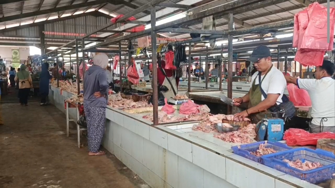 Penjual ayam di Parittiga. Foto: Your.