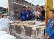 Lempengan timah yang diamankan di Pelabuhan Tanjung Kalian. Foto: Rizki Ramadhani.