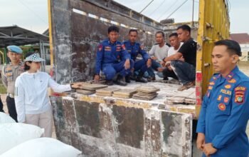 Lempengan timah yang diamankan di Pelabuhan Tanjung Kalian. Foto: Rizki Ramadhani.