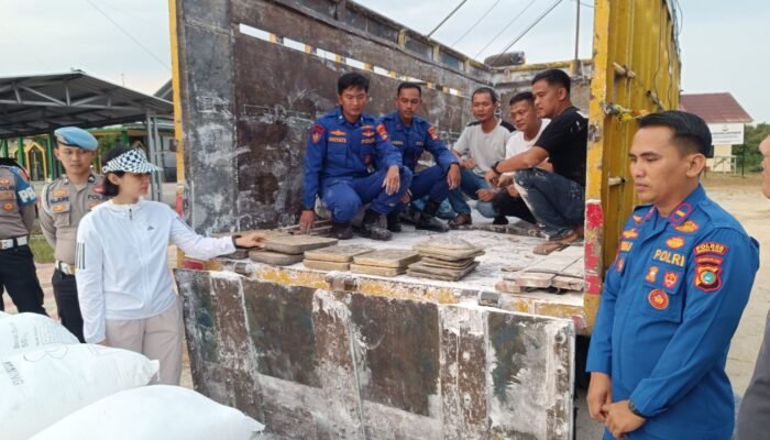 Tim Gabungan Amankan Truk Bermuatan Lempengan Timah di Pelabuhan Tanjung Kalian