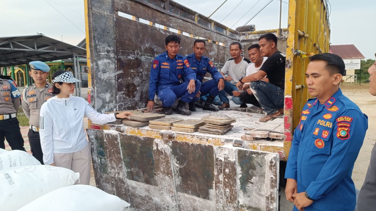 Lempengan timah yang diamankan di Pelabuhan Tanjung Kalian. Foto: Rizki Ramadhani.