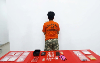 Tersangka Randi saat diamankan polisi. Foto: Istimewa.