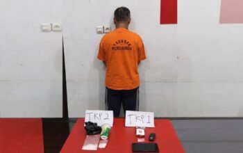 Tersangka saat diamankan polisi. Foto: Istimewa.