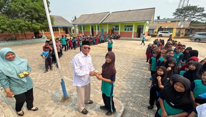 Tinjau KBM di SDN 1 Tempilang, Yus Derahman Berikan Bantuan ke Siswa dan Guru