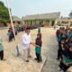 Yus Derahman saat memberikan bantuan. Foto: HYS.